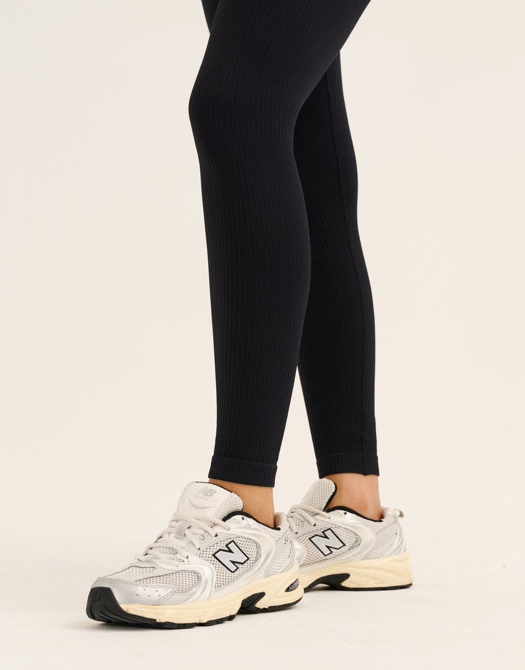 Arise Comfort Mid-Waist Leggings - Stealth Black
