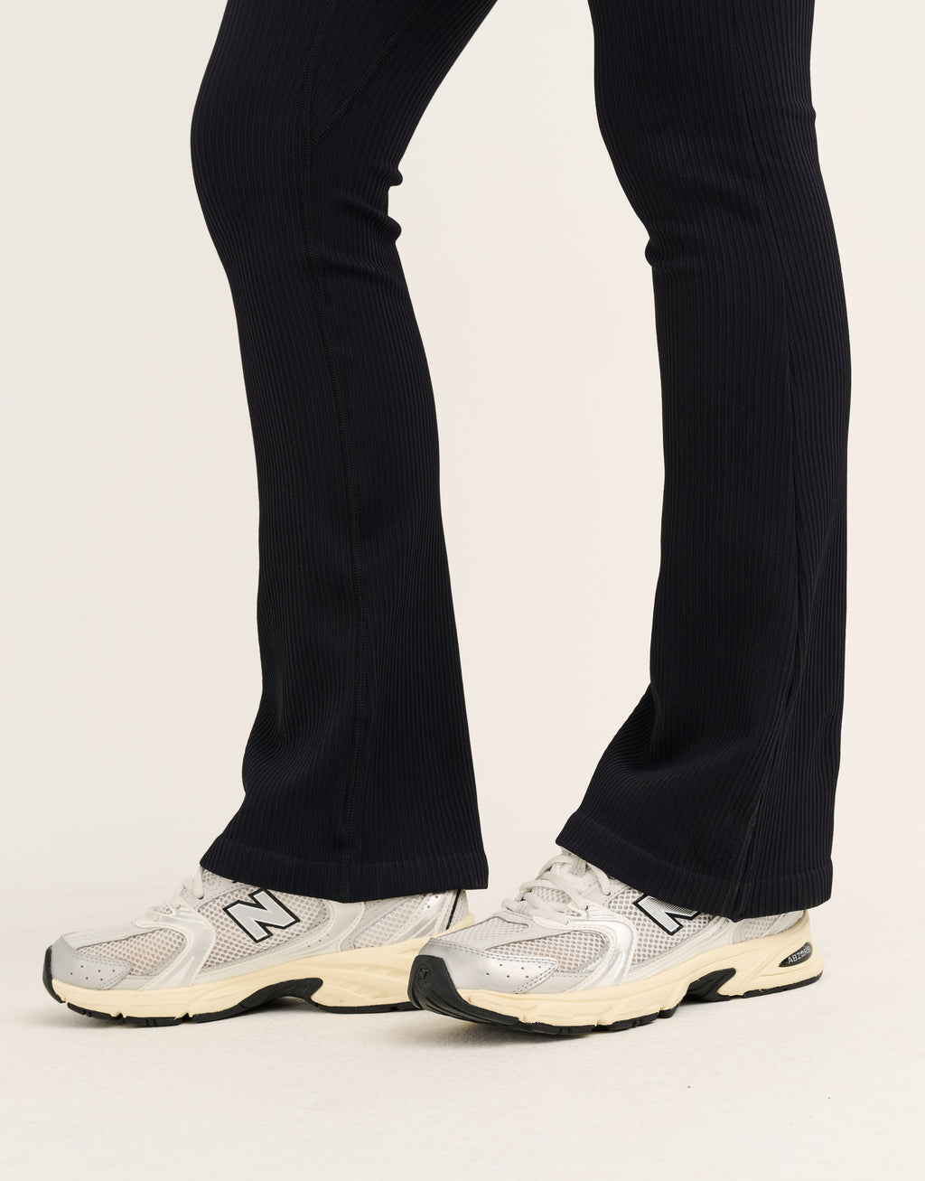 Arise Comfort Mid-Waist Flare Leggings - Stealth Black