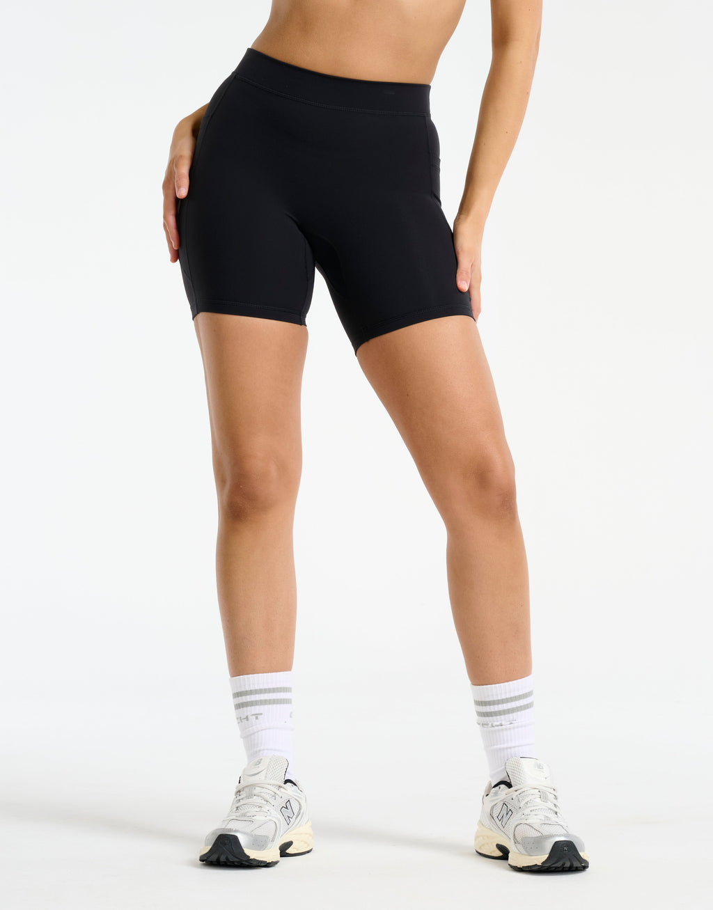 Ascend Pocket Mid-Waist Shorts 6" - Black