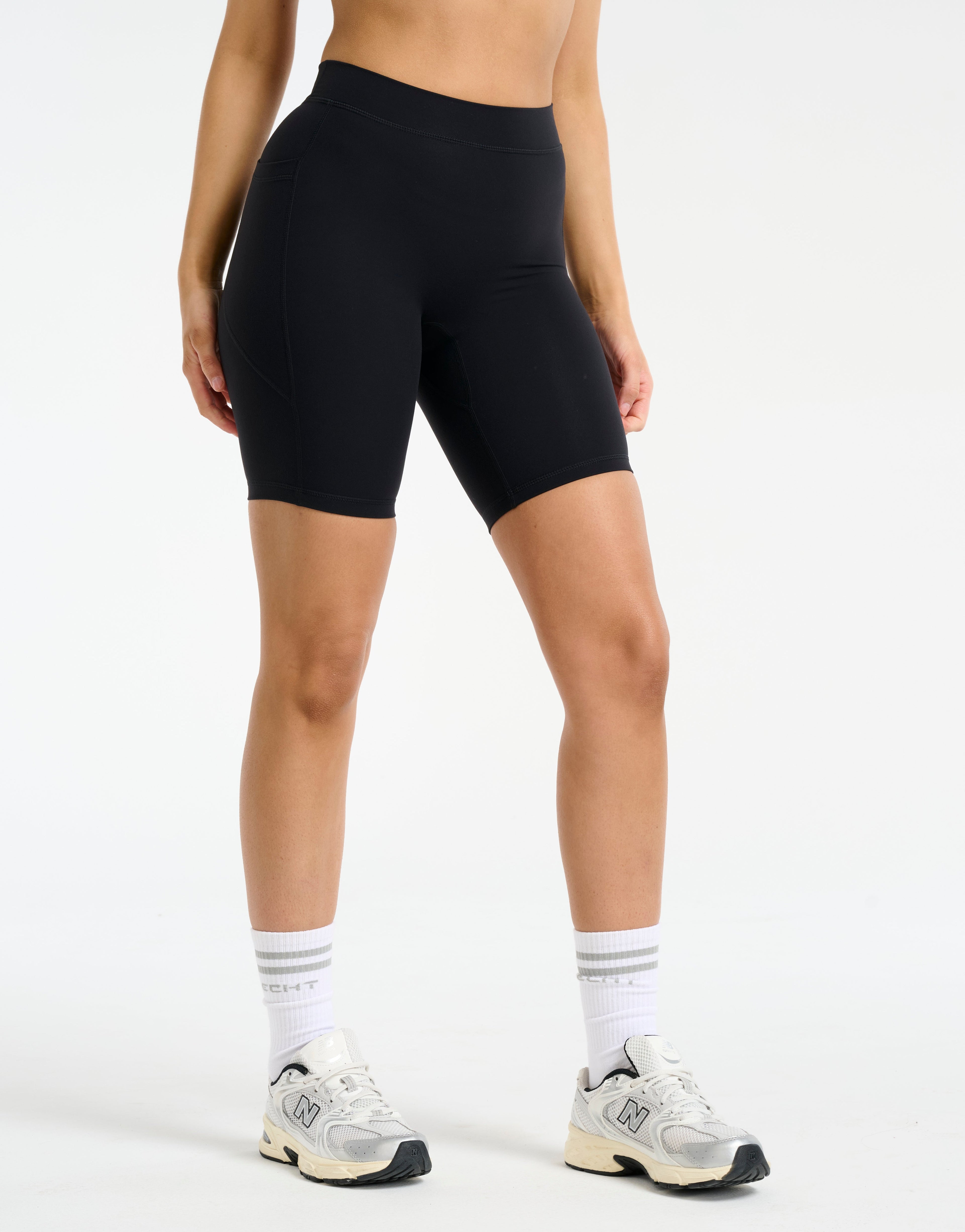 Ascend Pocket Mid-Waist Shorts 8" - Black